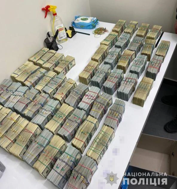 Поліція знайшла $3,2 млн під час обшуків у 