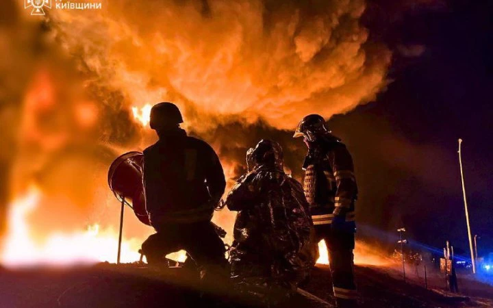 КМВА: внаслідок падіння уламків збитого БпЛА в Києві почалась пожежа