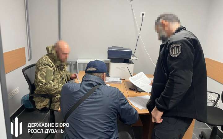 ДБР: полковник медслужби допоміг дружині отримати в тилу майже мільйон гривень “бойових” виплат