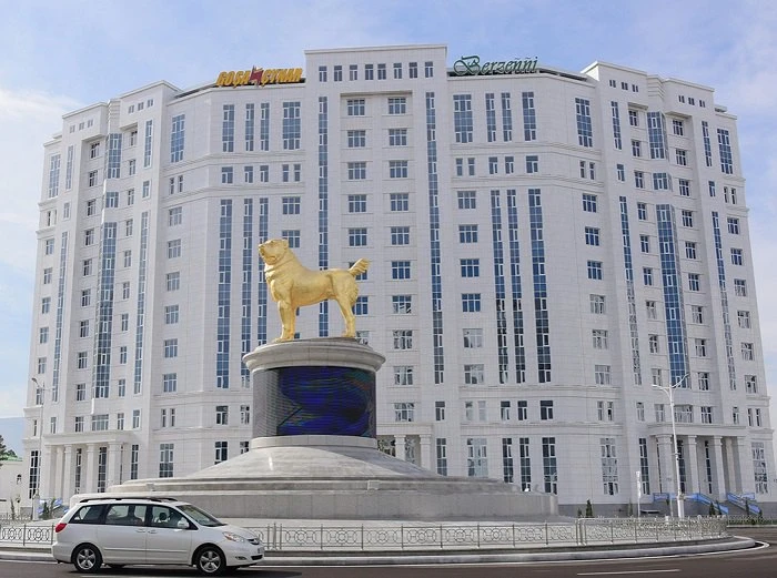 Президент Туркменістану урочисто відкрив золотий 15-метровий пам'ятник алабаю в Ашхабаді