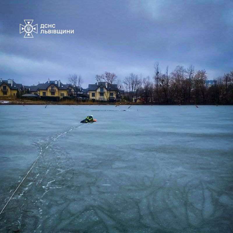 На Львівщині рятувальники витягнули чоловіка з крижаної води