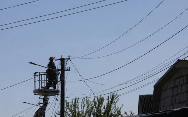 Вранці частина абонентів восьми областей була без світла через обстріли