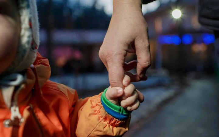 В Україні дозволити забирати дитину в родину до рішення суду про усиновлення