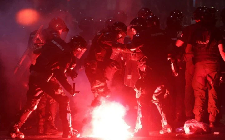 На півночі Сербії протестувальники розгромили офіси правлячої партії