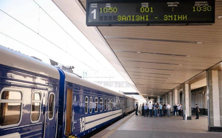 Унаслідок нічого обстрілу низка потягів курсує із затримкою