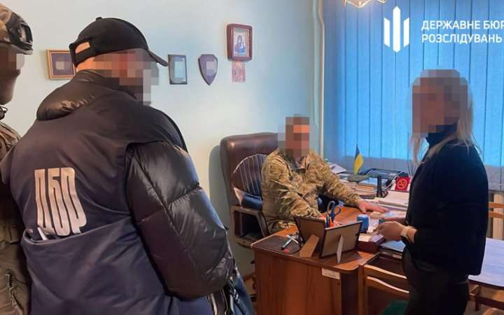 ​На Закарпатті посадовець ТЦК допомагав військовозобов'язаним утекти, а військовим, яких повернули з СЗЧ - зробити це знову