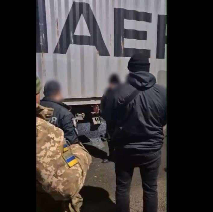 На Одещині чоловік хотів потрапити за кордон, сховавшись під причепом вантажівки