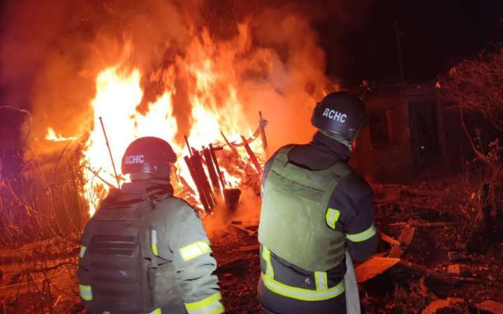 У Дніпропетровській області російські обстріли понівечили медичний центр та газогін