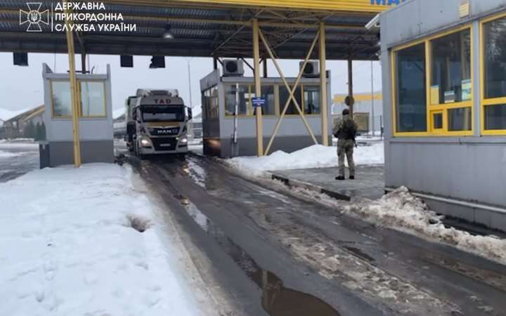 До ПП Ягодин в черзі 1700 вантажівок в бік України, проте це – позитивна динаміка, – ДПСУ