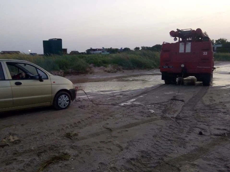 На пляжі Азовського моря через негоду у піску загрузли 20 автівок