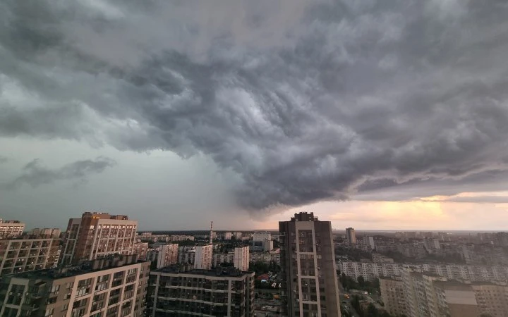 На вихідних в Україні очікуються дощі та місцями грози