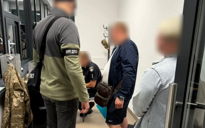 На кордоні затримали дві 