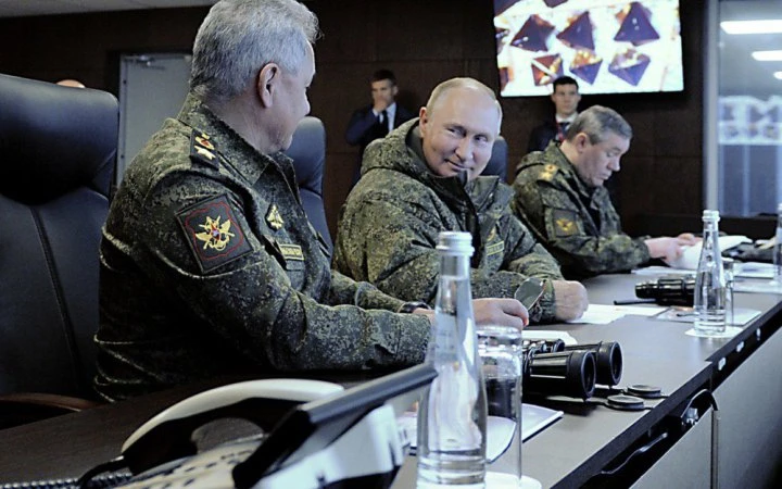У Росії комунальників відправили на дахи з біноклями шукати українські дрони напередодні 9 травня