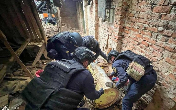 На Чернігівщині сапери ДСНС знешкодили бойову частину ракети 