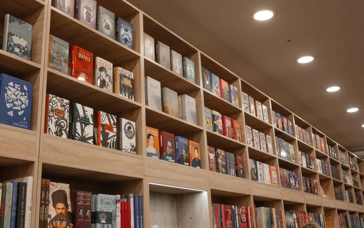 Більшість книг в Україні продовжують купувати в книгарнях, найбільша виручка торік – у 