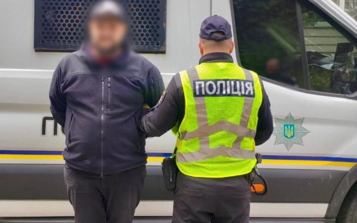 Поліція затримала киянина, який вкрав у співмешканки 300 тисяч гривень і поїхав до Одеси на таксі