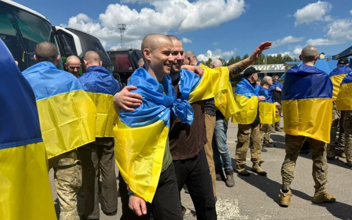 ФотоВ Україну з російського полону повернулись 185 захисників та 1 цивільний