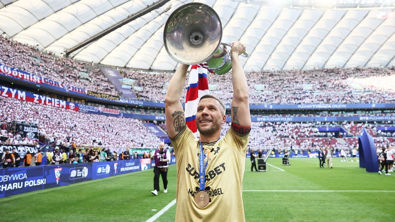Zdobył puchar, będzie właścicielem. Podolski buduje swoją legendę w Zabrzu