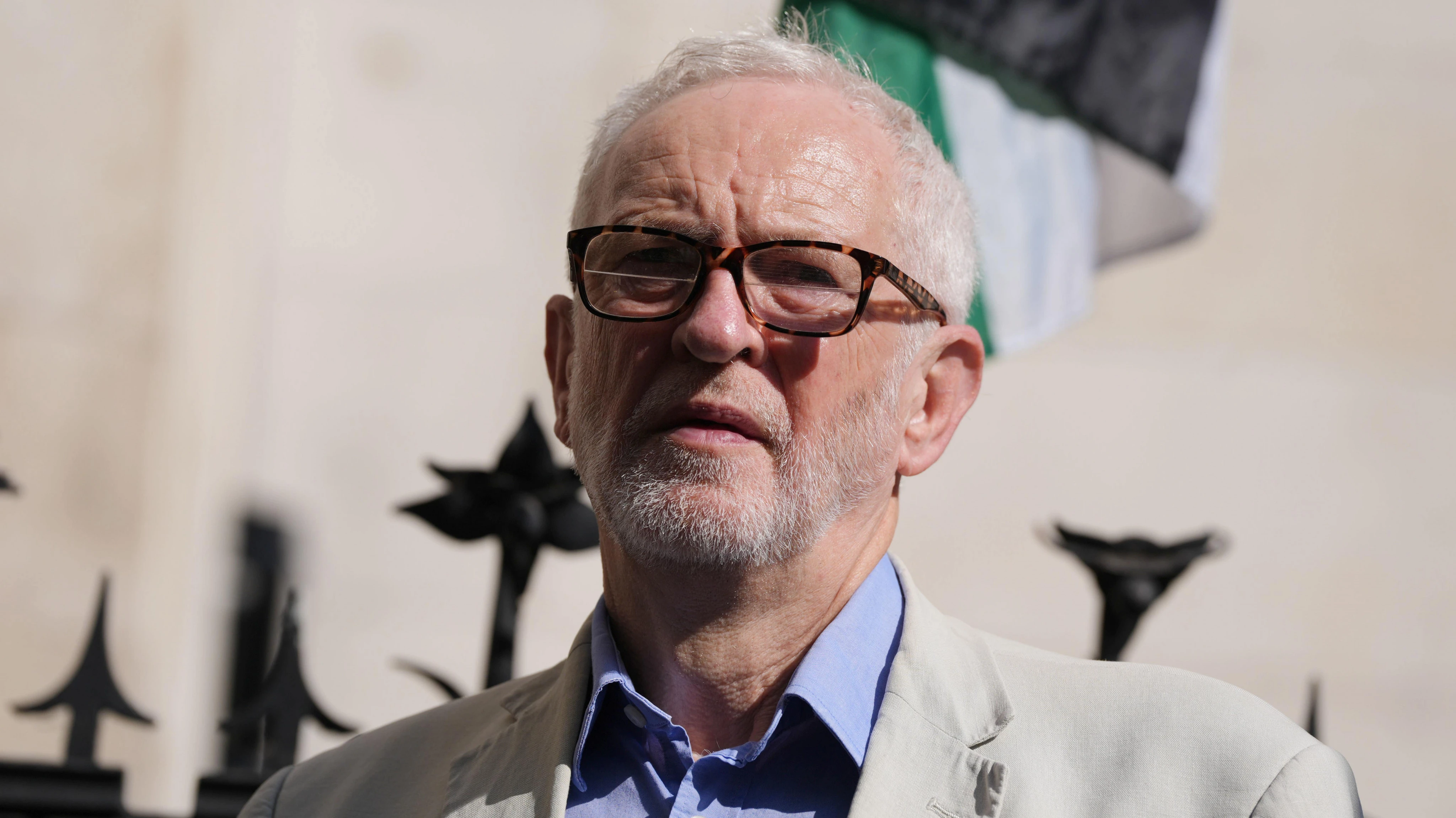 Jeremy Corbyn criticises Starmer’s ‘island of strangers’ speech at festival