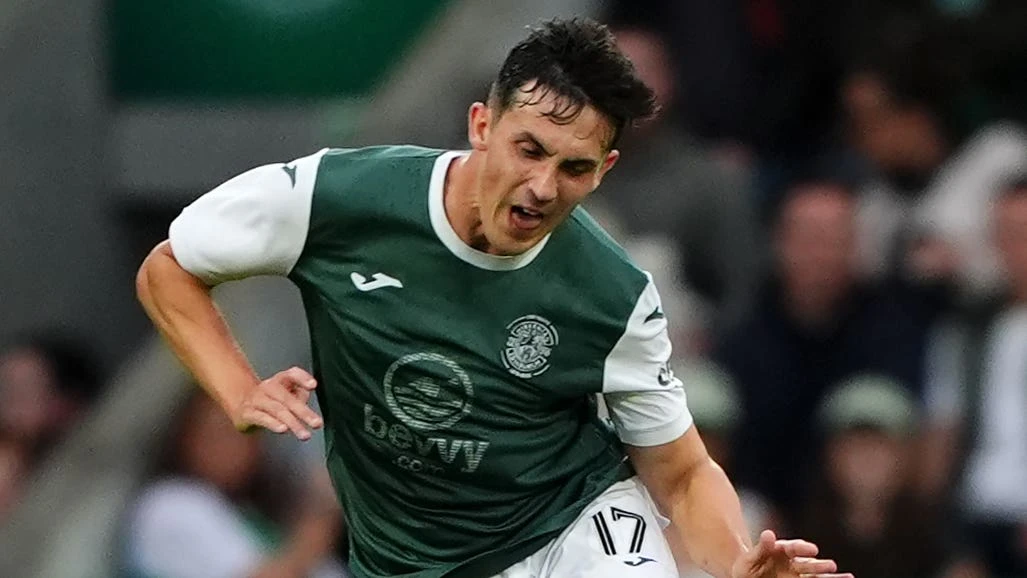 Livingston score late penalty to hold Hibernian