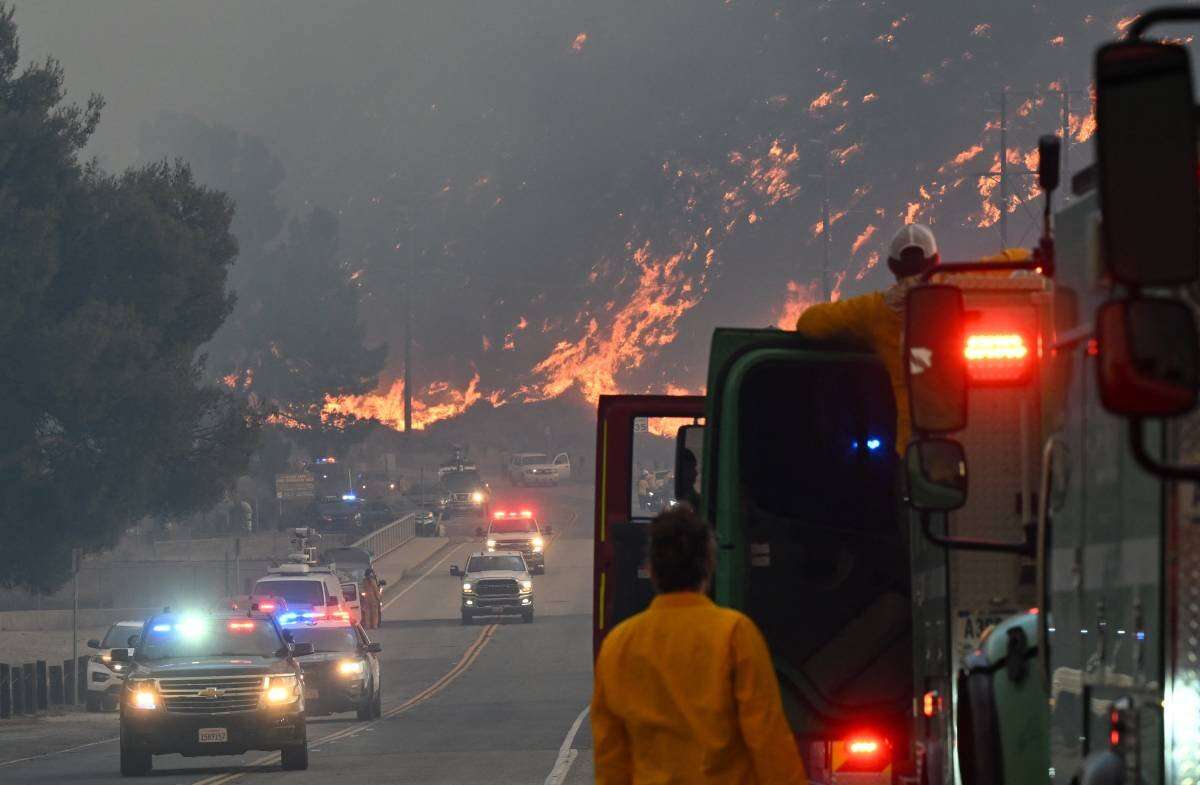 Chuvas apagam grande parte de incêndios, mas causam alerta de inundações em Los Angeles