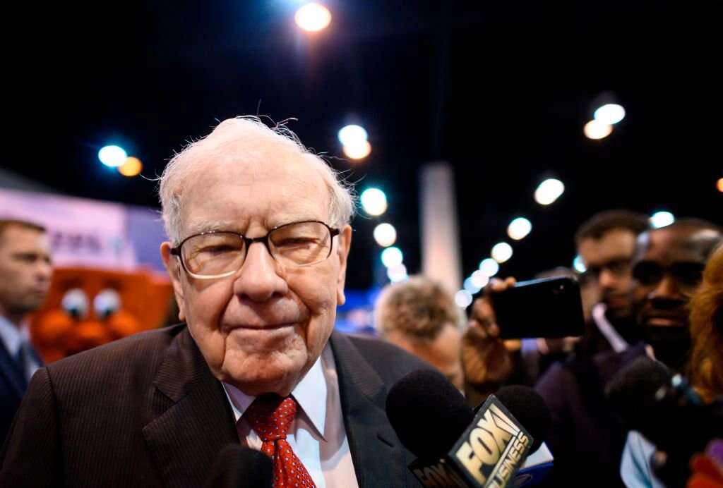 Berkshire Hathaway, de Warren Buffett, sobe a níveis históricos em 2025 e supera S&P 500