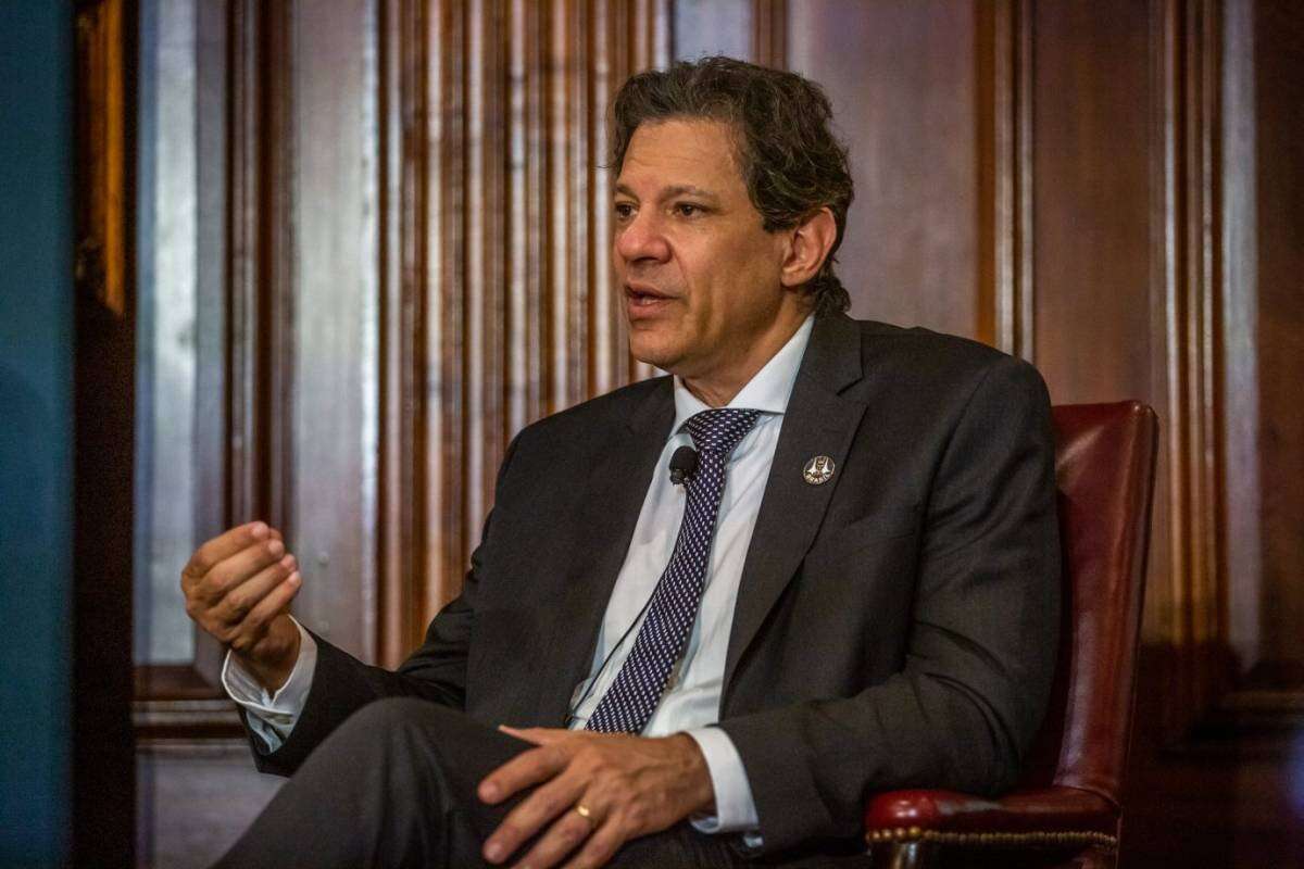 Haddad diz que juros altos vão desacelerar a economia em 2025: 'Contraproducente'