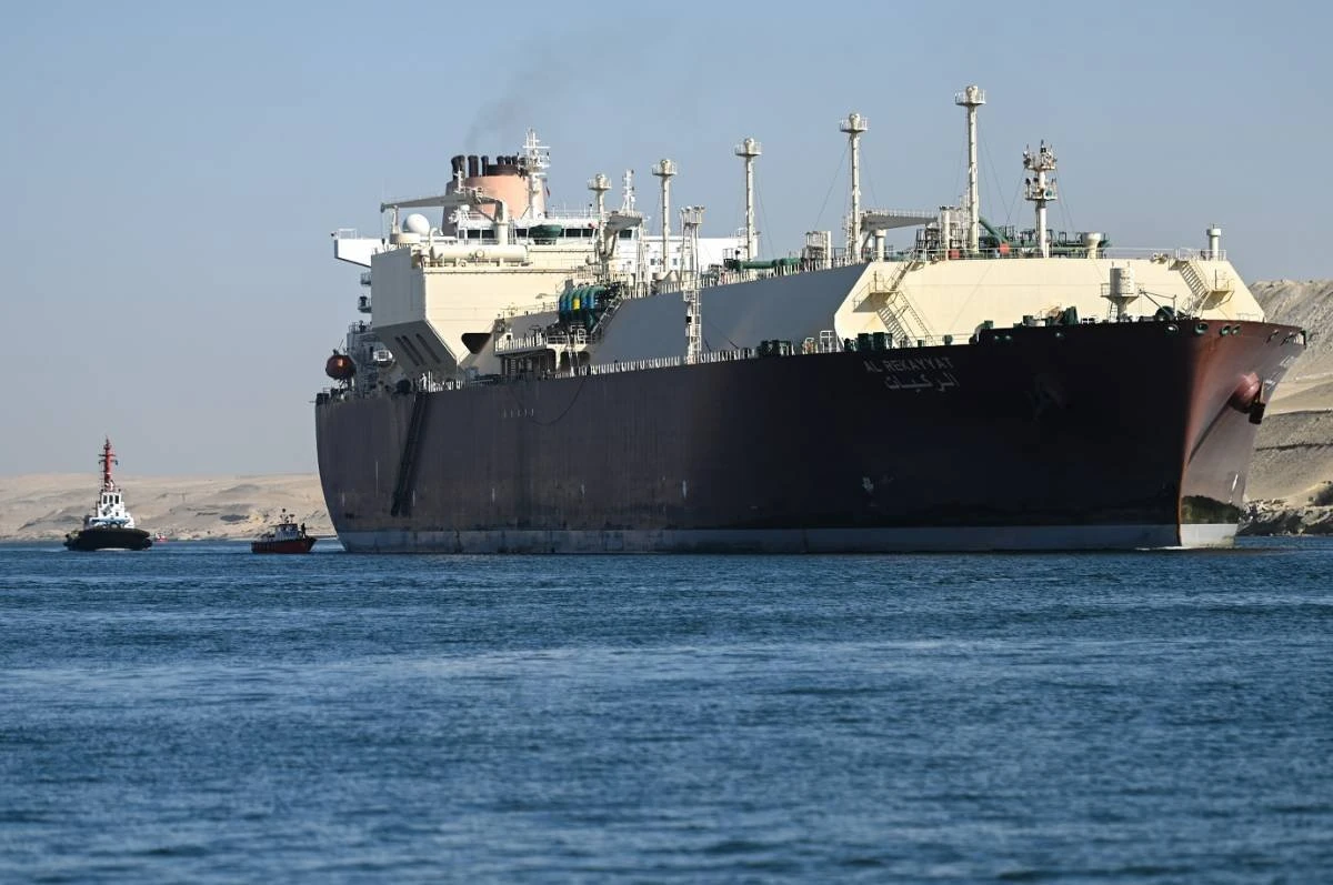 Navio é atingido por projétil no Mar Vermelho, enquanto EUA ampliam ofensiva contra os houthis