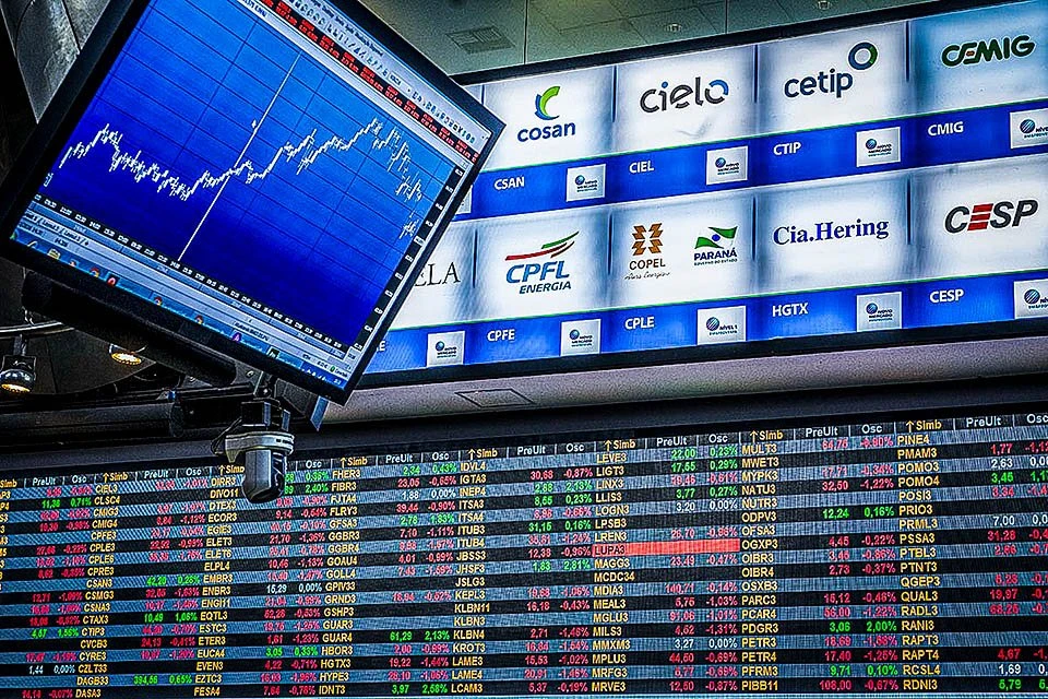 Ibovespa sobe acompanhando mercado externo e com repercussão de balanços