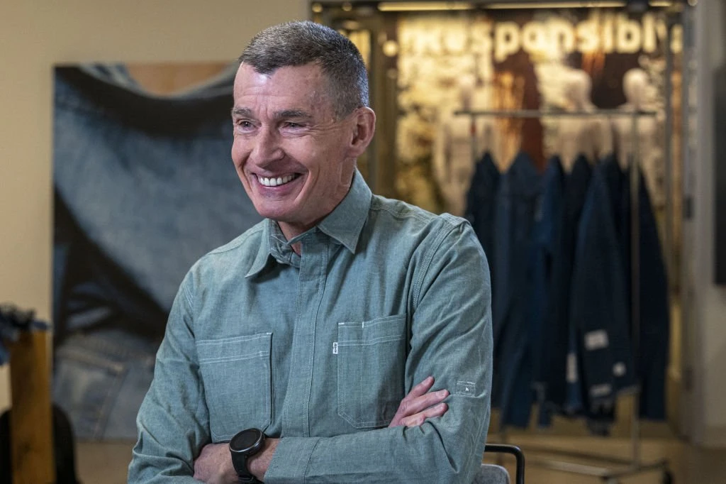 Mudança na Levi's: Chip Bergh anuncia aposentadoria; veja quem vai assumir o cargo