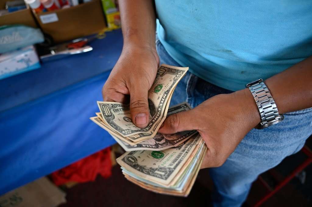 Dólar hoje 16/11: abre em queda com otimismo em relação à inflação americana