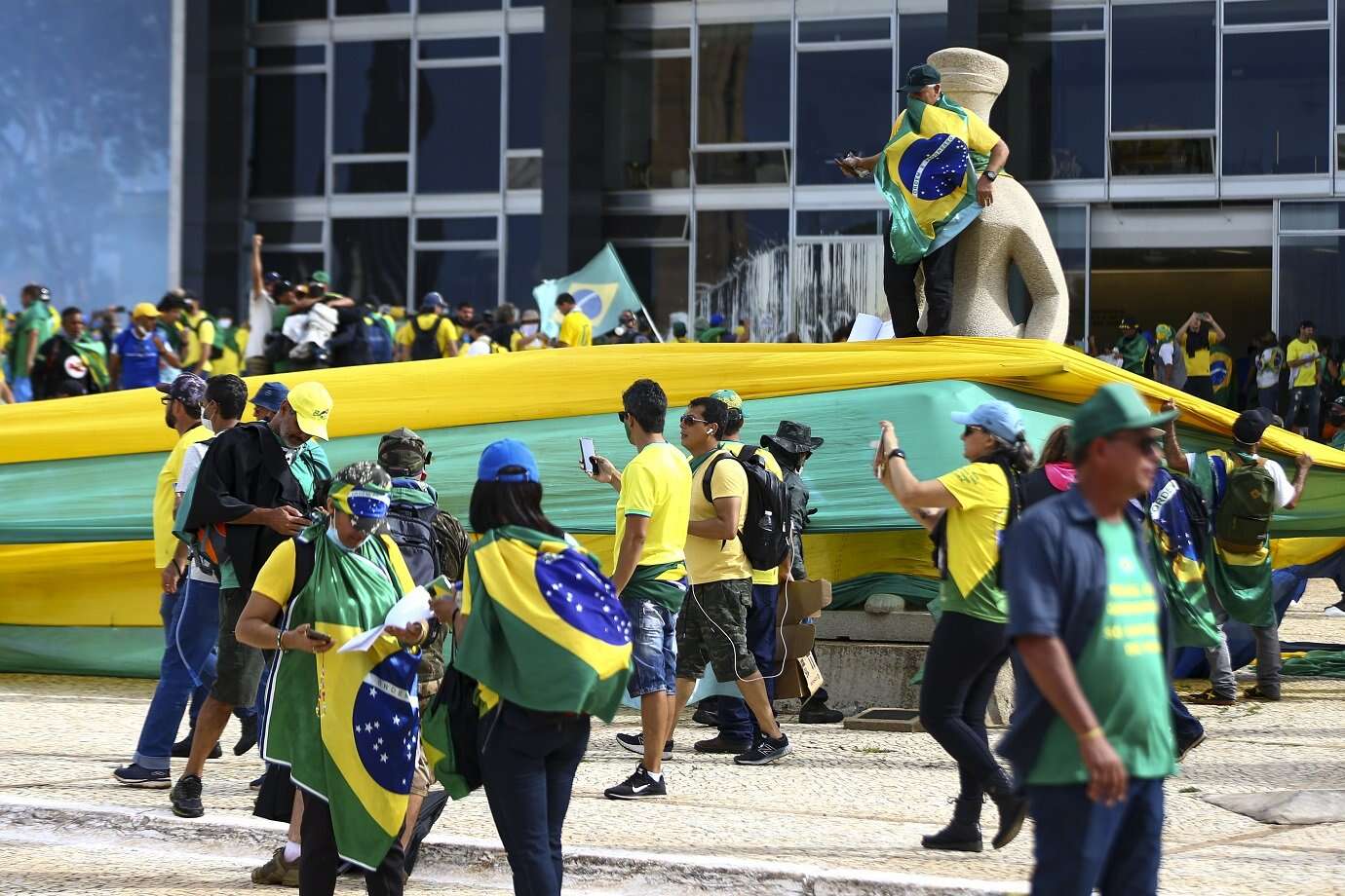 Alexandre de Moraes vota para condenar mulher que pichou estátua do STF a 14 anos de prisão