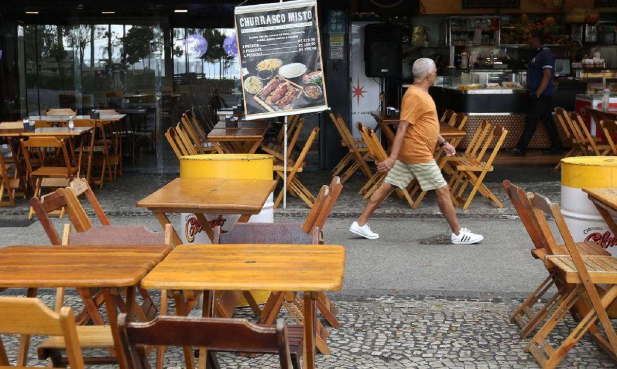 Setor de serviços recua 0,5% em dezembro e fecha 2024 com crescimento de 3,1%