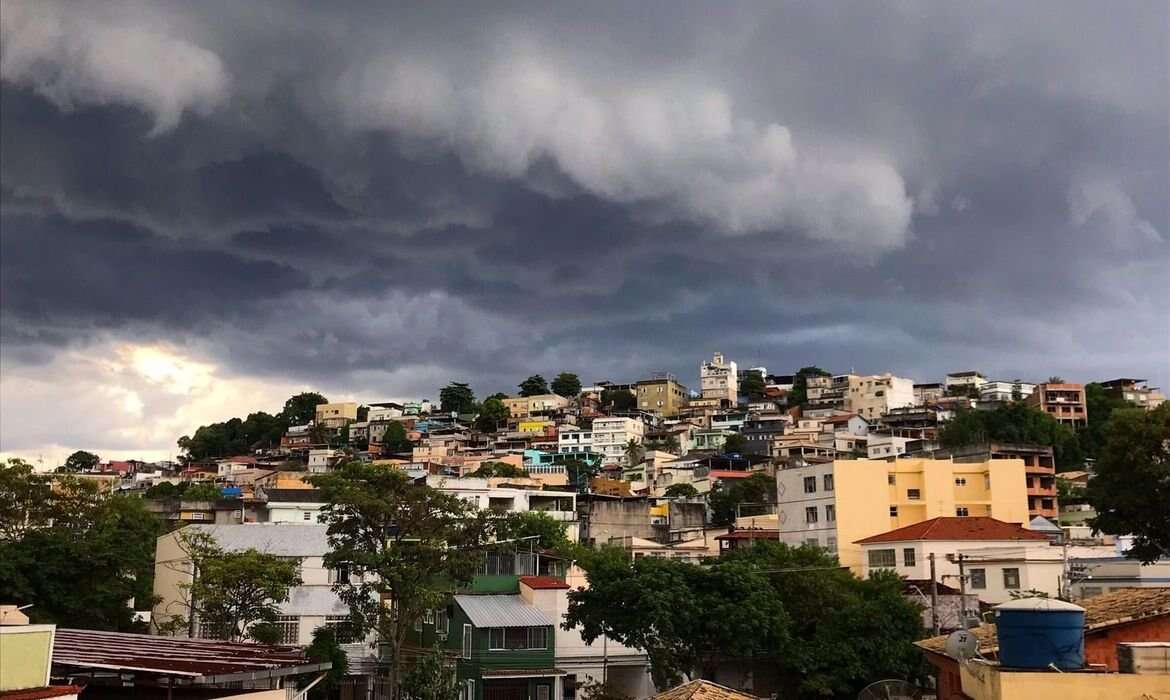 Tempestade atinge Centro-Sul do país em meio à onda de calor nesta quinta-feira; veja previsão