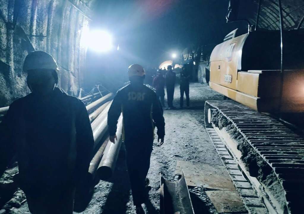 Por temor de desabamento, Índia suspende resgate de trabalhadores presos em túnel