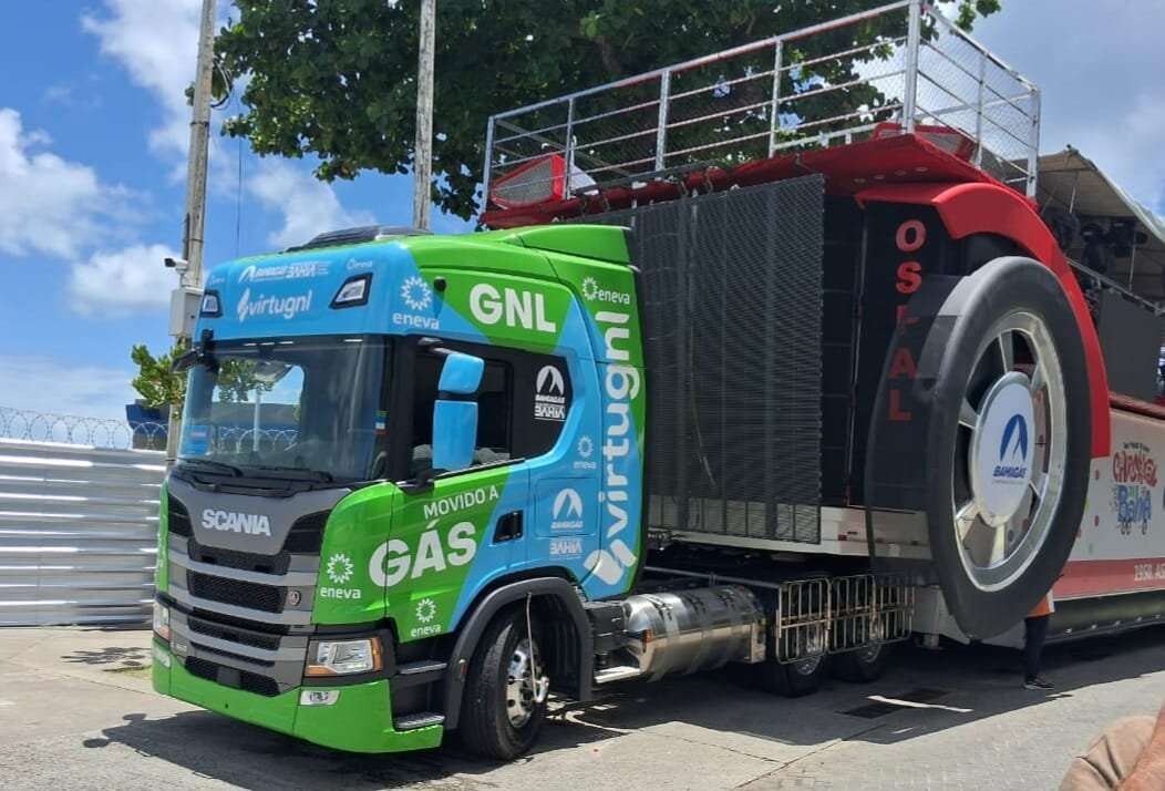 Primeiro trio elétrico movido a gás natural desfila em Salvador