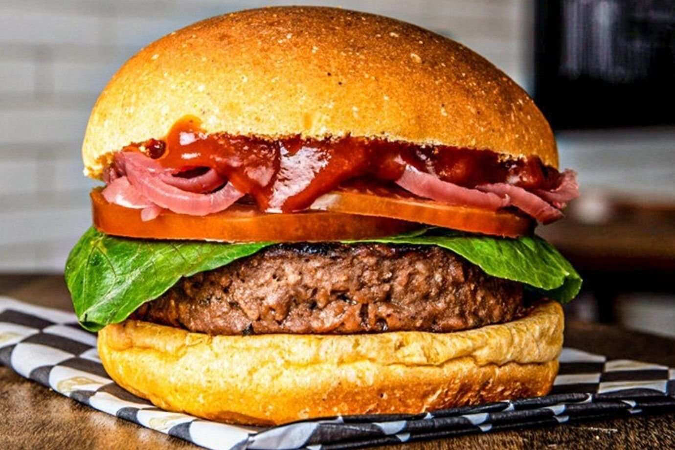 JBS compra The Vegetarian Burger, marca de carne vegetal da Unilever