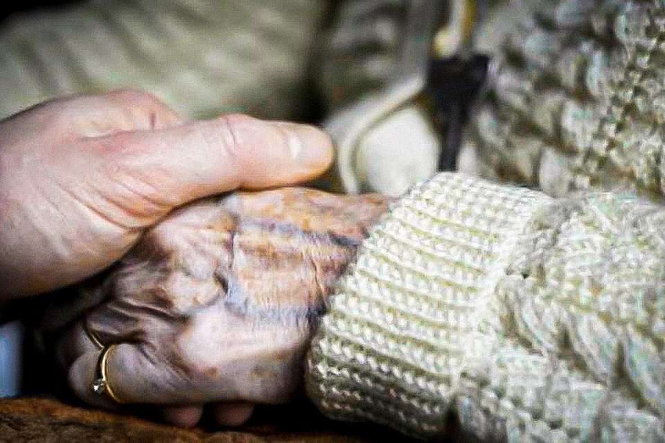 Alzheimer: primeiro exame de sangue que detecta a doença chega ao Brasil