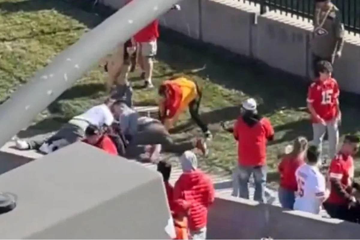 Suspeito de ataque a tiros em Kansas City foi imobilizado por torcedores; veja vídeo