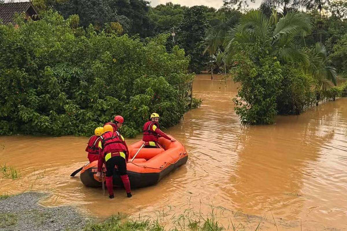 Ao menos 90 pessoas ficam desabrigadas ou desalojadas após chuvas no Paraná