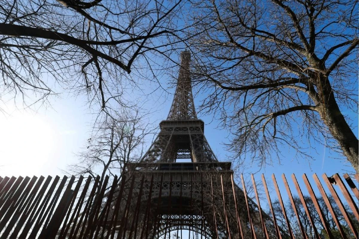 Torre Eiffel é fechada pelo segundo dia seguido por greve de funcionários