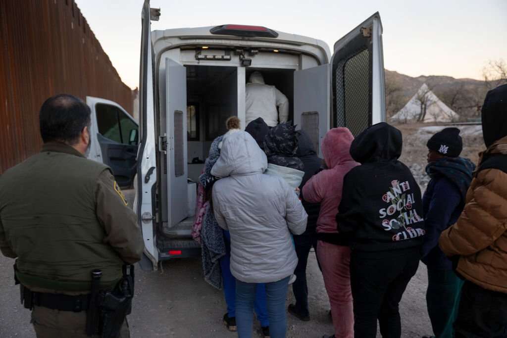 Mais de 300 migrantes são detidos em 1º dia de operações sob mandato de Trump