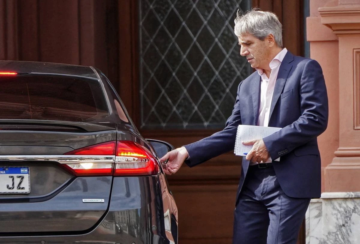Argentina terá crescimento forte em 2025 após um 2024 de ajuste, diz ministro da Economia 