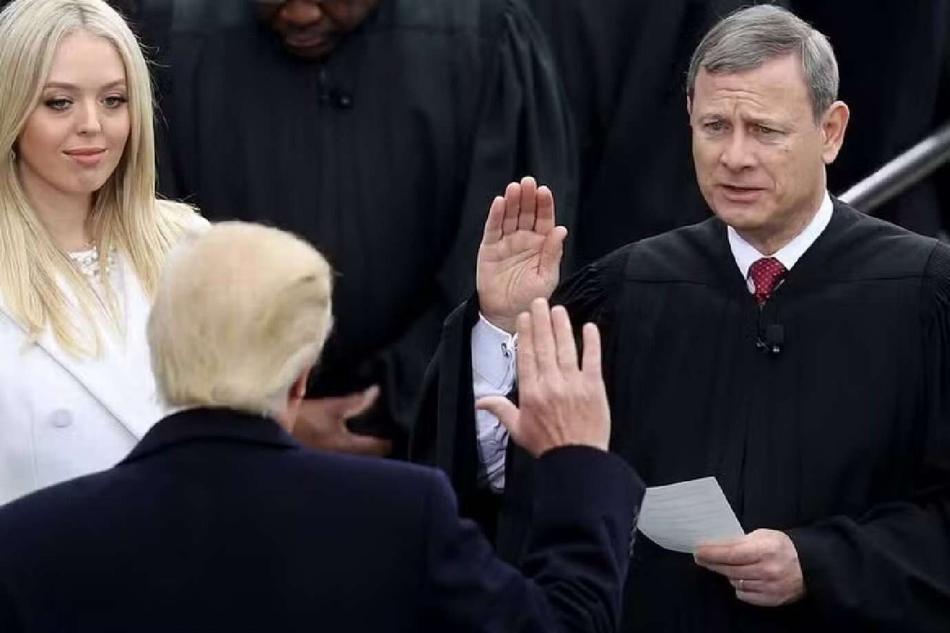 Chefe da Suprema Corte dos EUA critica Trump após presidente atacar juiz que suspendeu deportação