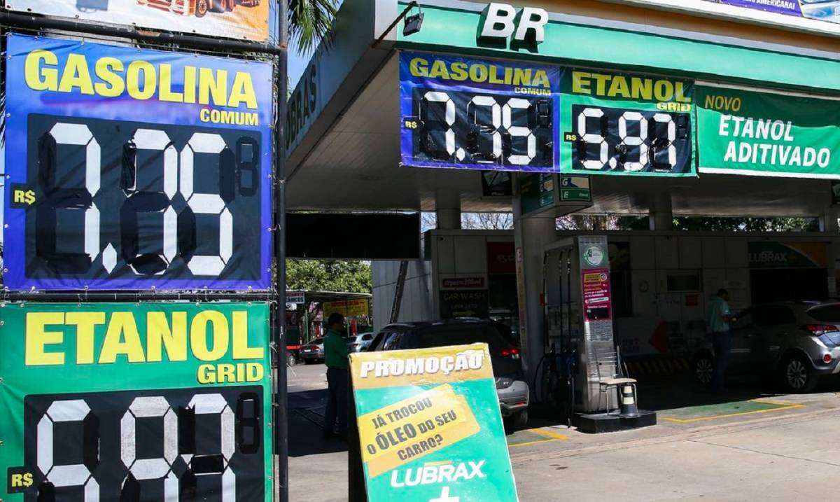 Gasolina no Brasil está em média 8% mais cara do que no exterior e diesel, 4%, diz Abicom