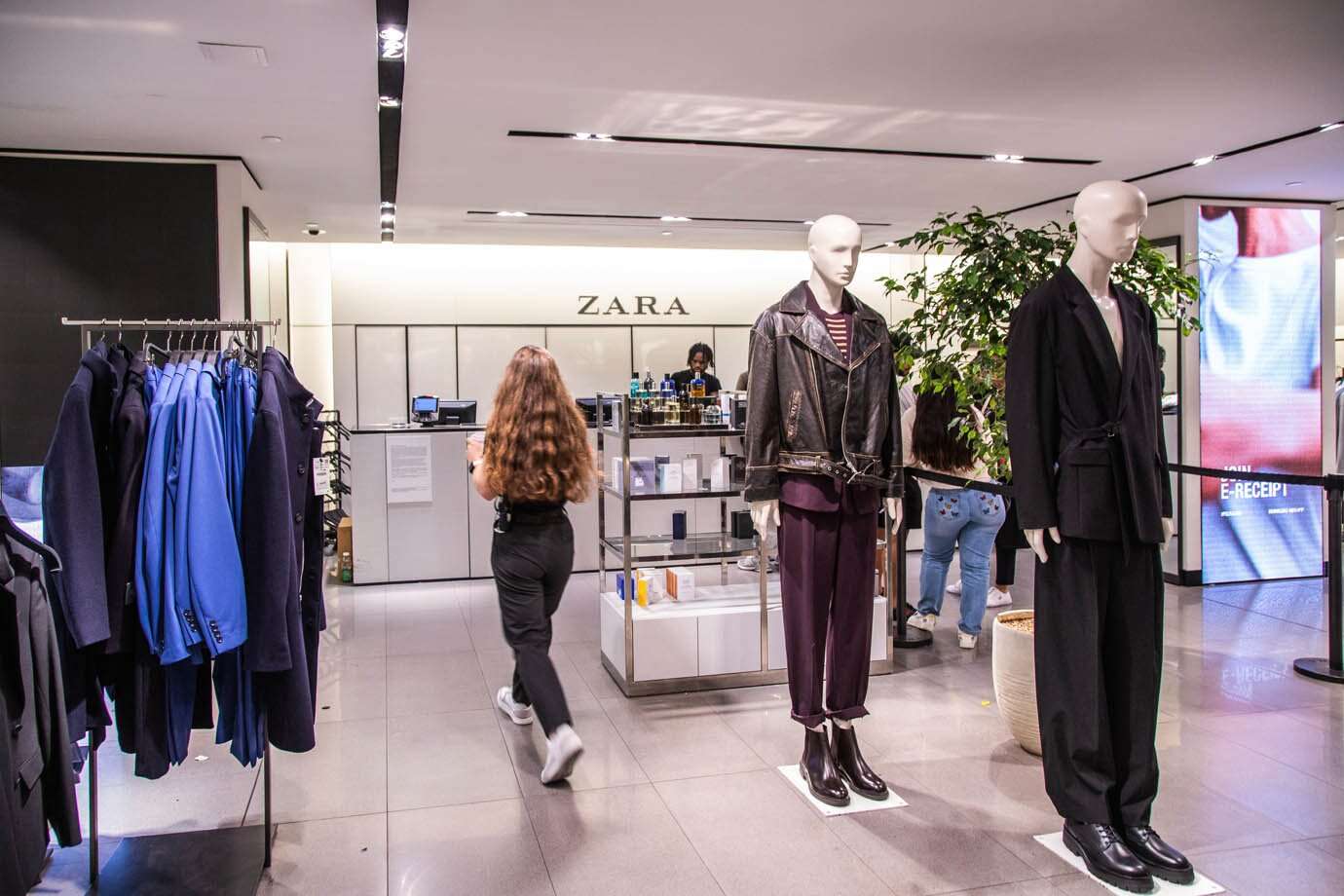 Dona da Zara registra aumento nas vendas do 4º tri, mas prevê desaceleração em 2025; ações caem