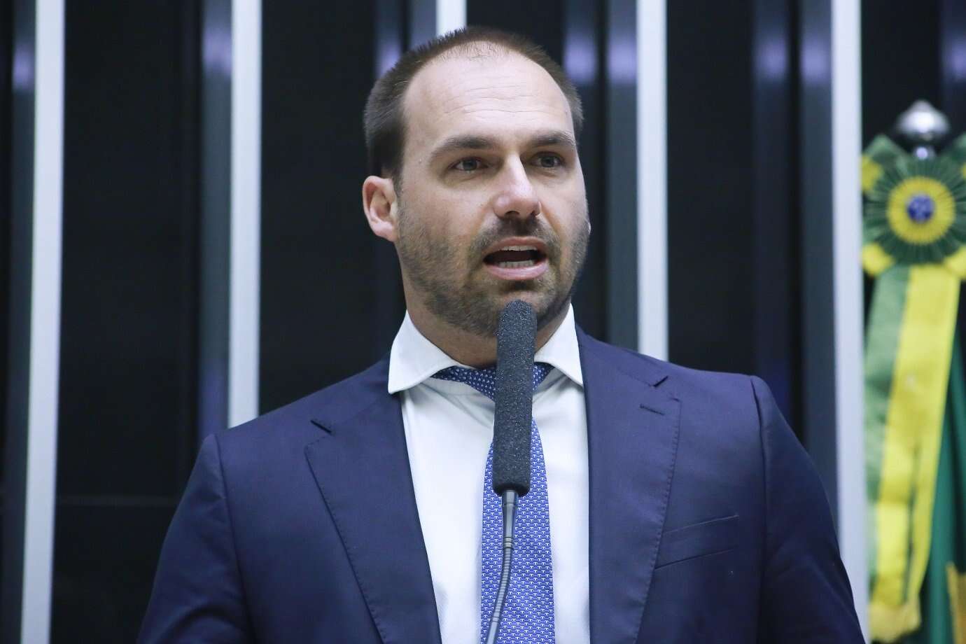 Eduardo Bolsonaro formaliza pedido de licença da Câmara