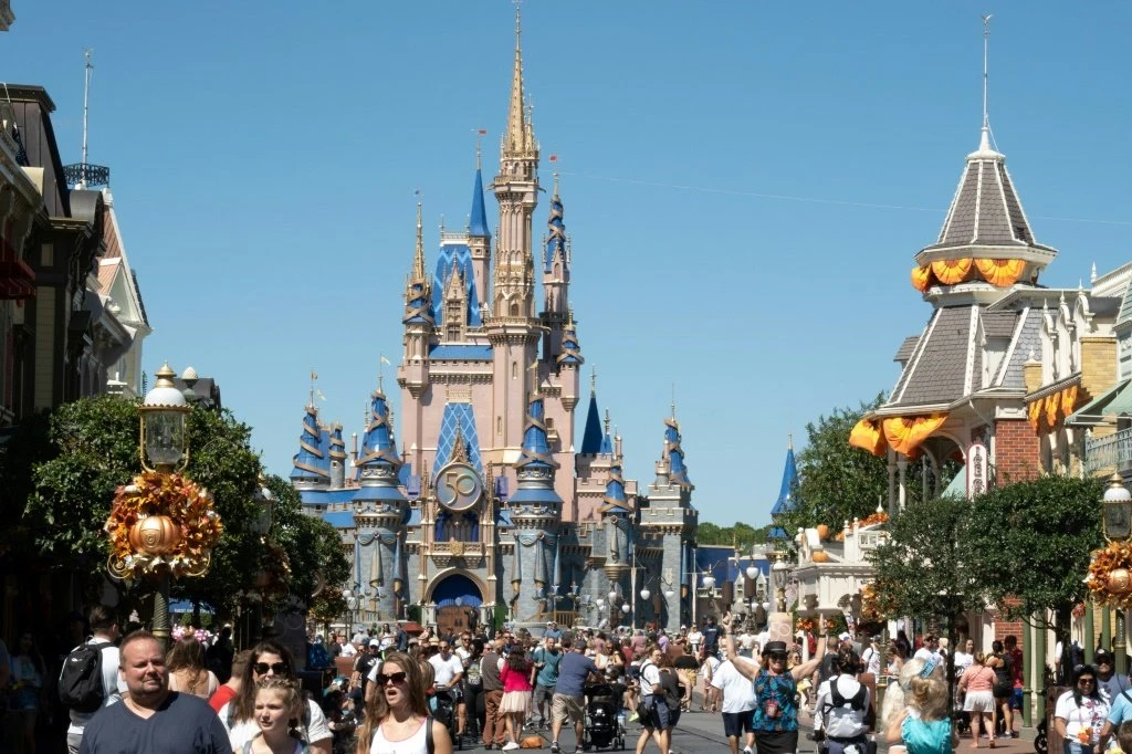 Juiz rejeita processo da Disney contra governador da Flórida por 'vingança' política