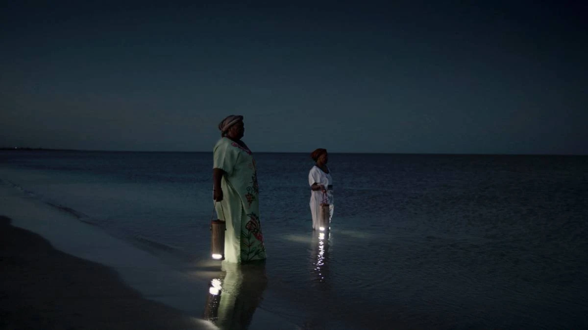 Lanterna de startup colombiana transforma água do mar em luz