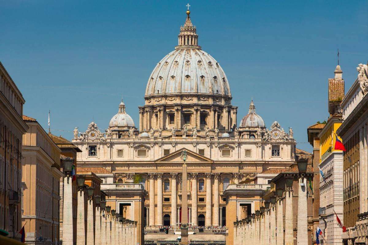 Diretriz aprovada pelo Vaticano permite a seminários aceitarem homens gays na Itália